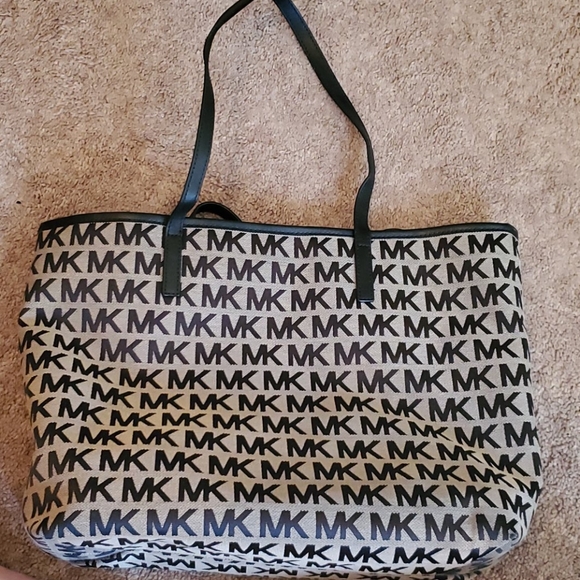 Michael Kors purse - Picture 4 of 4